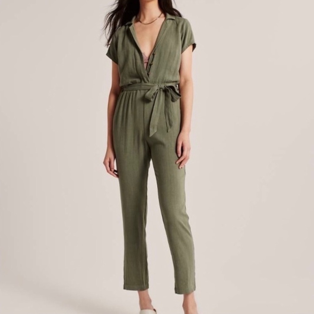 Abercrombie & Fitch Short-Sleeve Collared Jumpsuit Sz small